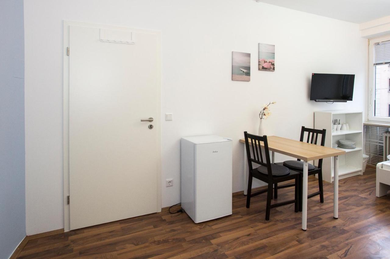 Zentral Gelegene Zimmer Mit Gemeinschaftsbad Und Kueche Nuremberg Exterior photo